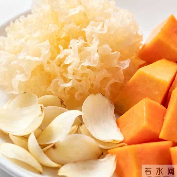 冬抗燥养肤不反复？百合莲子炖木瓜，蒸30分钟清润嫩肤