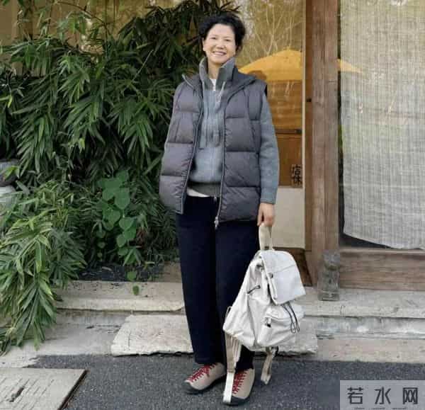 这才是50、60岁妈妈该有的打扮：羽绒服+宽腿裤，舒适保暖又洋气