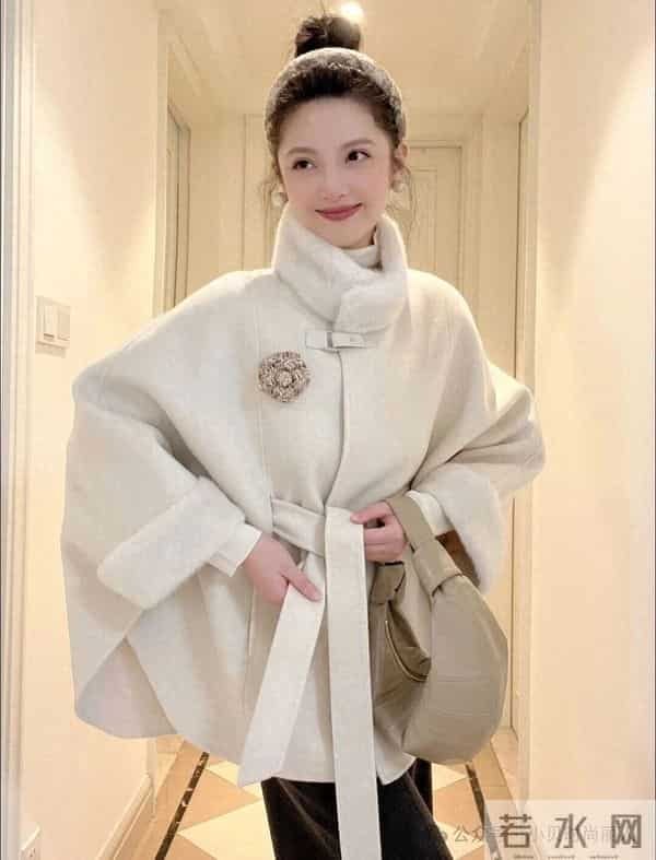 奶白毛绒斗篷配黑阔腿，温柔松弛里藏着贵气氛围感