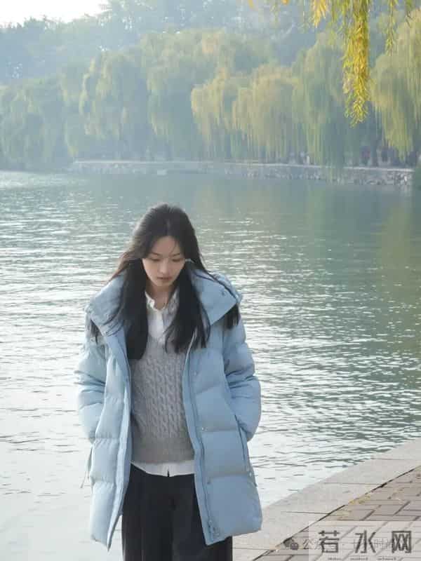 湖蓝羽绒服+阔腿裤，冬日文艺叠穿