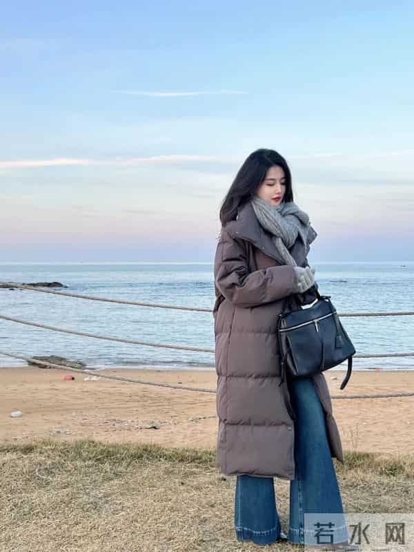 “灰色长款羽绒服+阔腿裤”，时尚又保暖，再冷都不怕！