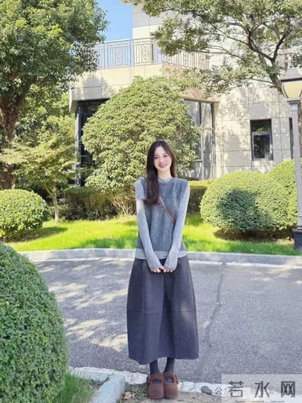 秋日松弛感穿搭｜灰调叠穿+毛呢半裙，被夸高级又温柔～