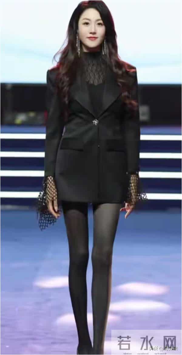超模导师一徐敏，这颜值身材确实好出众，人间龙物，长相太高级了