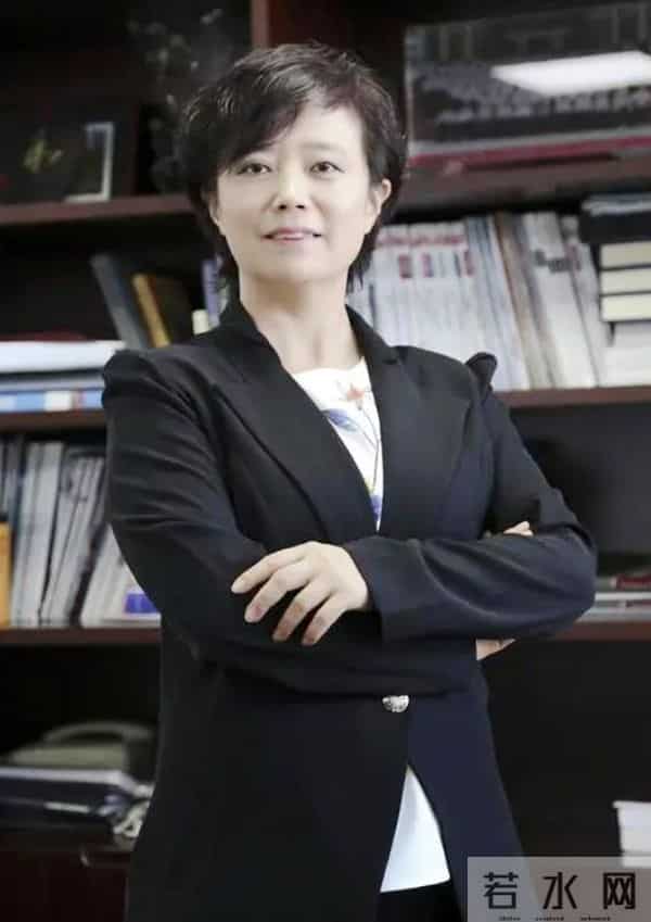 王传福女儿打入巴黎名媛圈，学霸模板长相可人，一抹红裙放光彩
