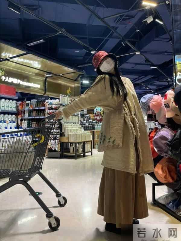 没想到，今冬“奶奶帽”火了！明星潮人都上头了，意外的洋气好看