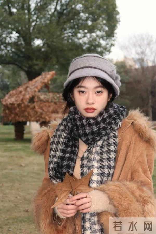 没想到，今冬“奶奶帽”火了！明星潮人都上头了，意外的洋气好看