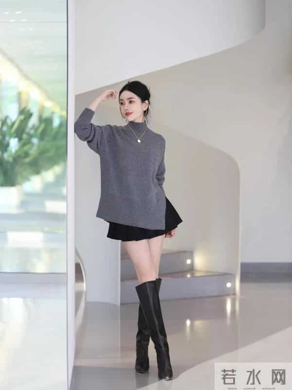 颜值穿搭：“灰色毛衣+百褶裙+长靴”