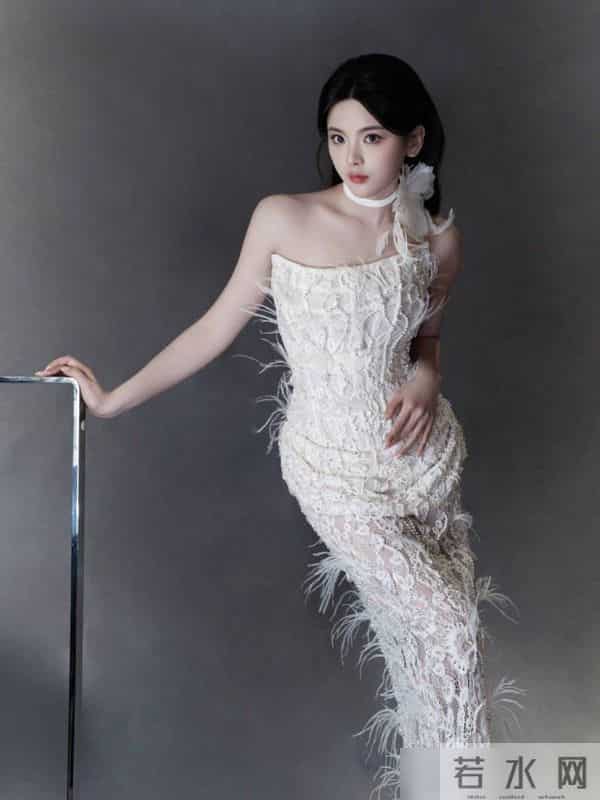 杨颖、杨超越和胡连馨同框亮相上海时装周，新中式穿搭成为新潮流