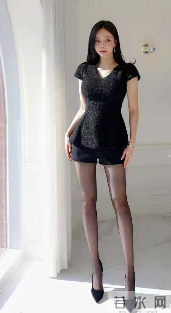 这穿搭又美又高级！黑色“小香风”上衣+短裤，谁穿谁是气质女神