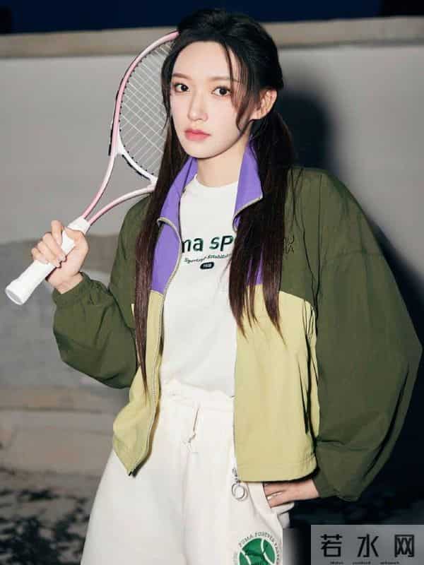 程潇穿出25岁女性时尚新潮流！混搭运动风穿搭，休闲舒适又实用