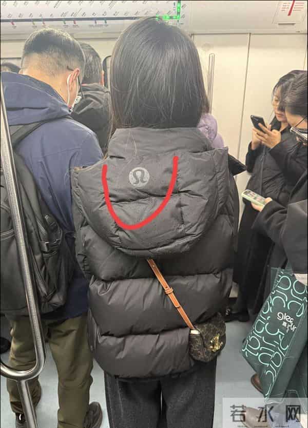 地铁遇绝美羽绒服，姑娘背影让我挪不开眼，全网求同款竟无人知晓