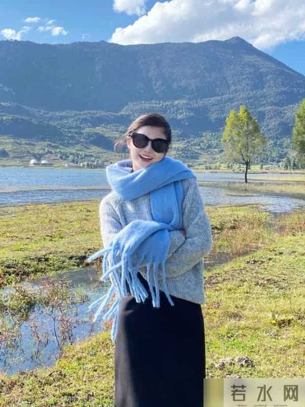 入冬后多穿基础款衣服，大衣、针织衫、半身裙，轻松提升你的气质