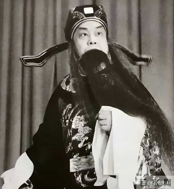 她是上海首席名媛，和戏子私奔生下6个孩子，如今个个是她骄傲