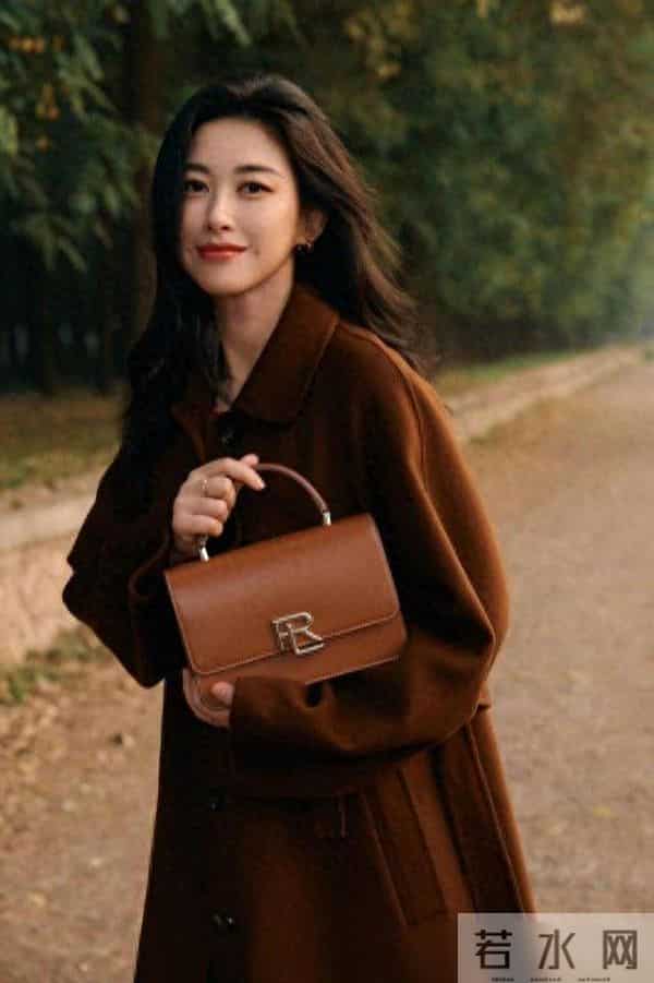 看了朱珠的穿搭，我悟了：秋冬大衣搭配颜色不过三，才更洋气显贵