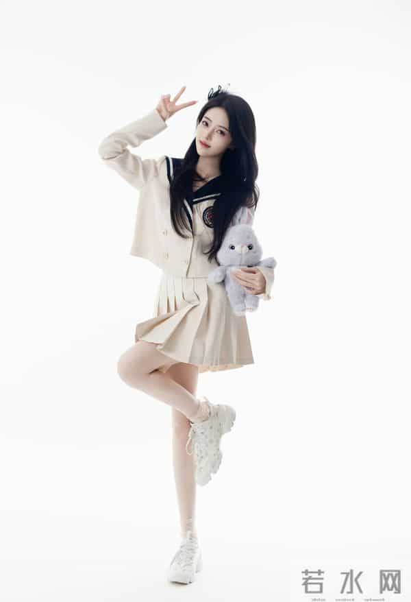 百褶裙+老爹鞋，这组学院风是甜妹的元气密码