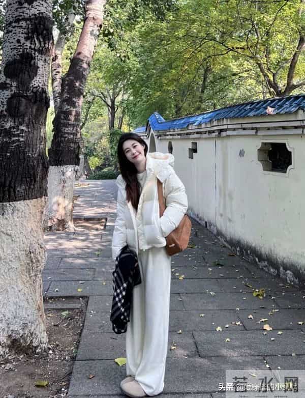 「白色阔腿裤+羽绒服」冬季最火穿搭CP，太美太时髦了！