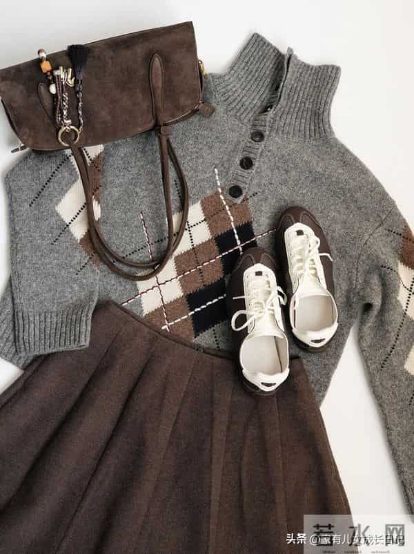 秋冬“一周通勤穿搭公式”｜灰格纹西装+深棕裤，照搬有高级感