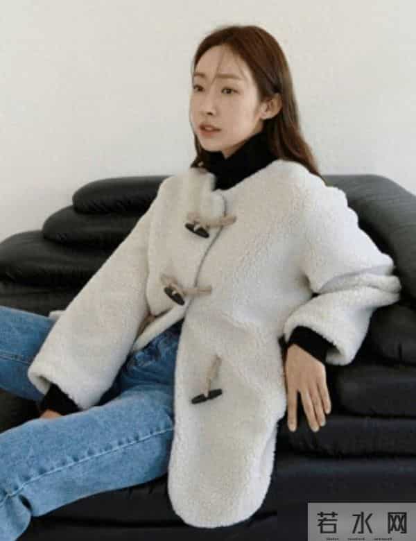 放弃羽绒服吧！今年秋冬“回头率最高”的3件外套，时髦不易撞款