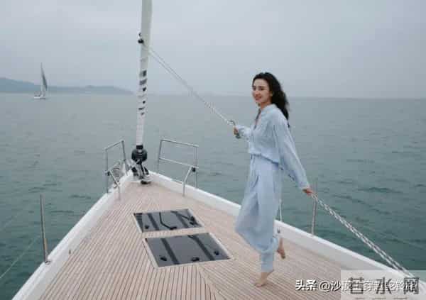 宋佳游艇光脚美甲上热搜！网友求同款：这脚指甲是吃了仙气吧