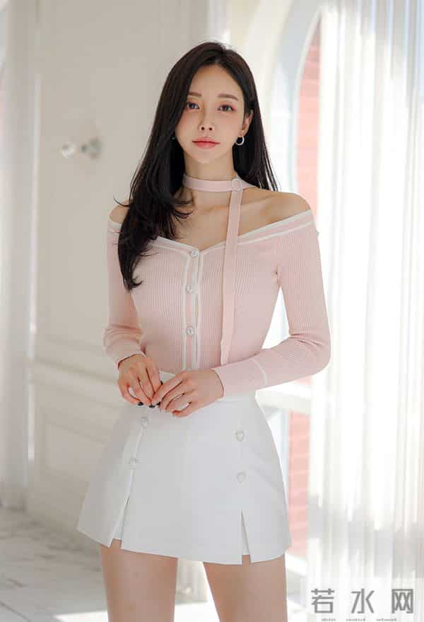 「甜欲轻熟少女风」把粉色的柔甜和露肤细节的小性感揉得又乖又媚