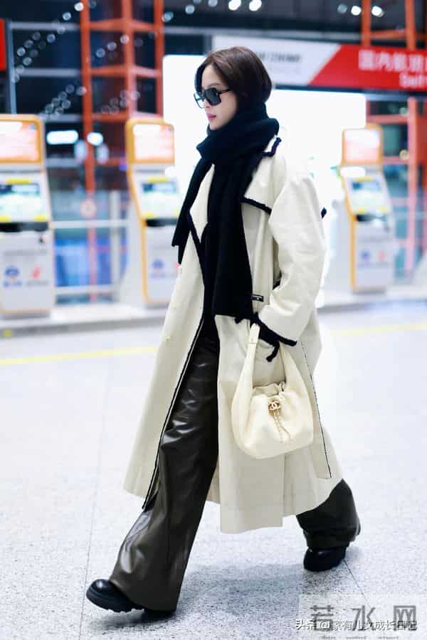 辛芷蕾的“秋冬高级感”时髦穿搭：从秀场到机场，照搬这3招就够