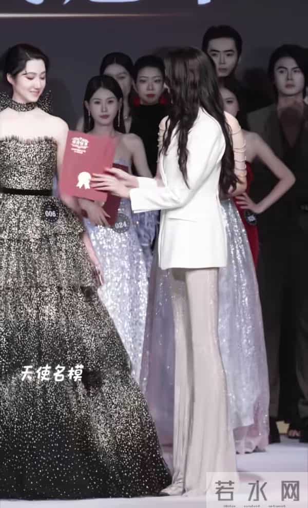 颁奖的比中奖的更美，徐敏也是风韵犹存的，身材一点不比超模差