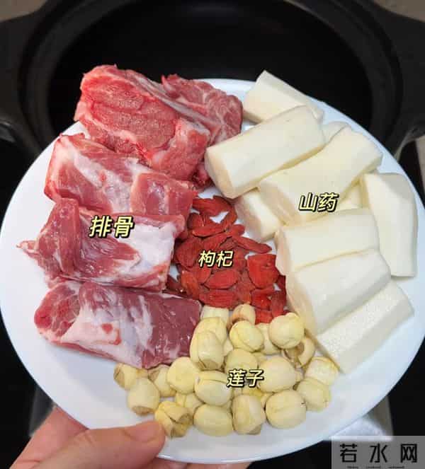 冬天裤脚全是白屑？别慌！身体乳+食疗双管齐下，皮肤嫩到掐出水