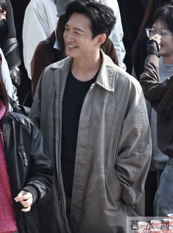 王阳新剧杀青 黑背心配大衣 胸肌发达 肌肉线条流畅 47岁像27岁帅小伙