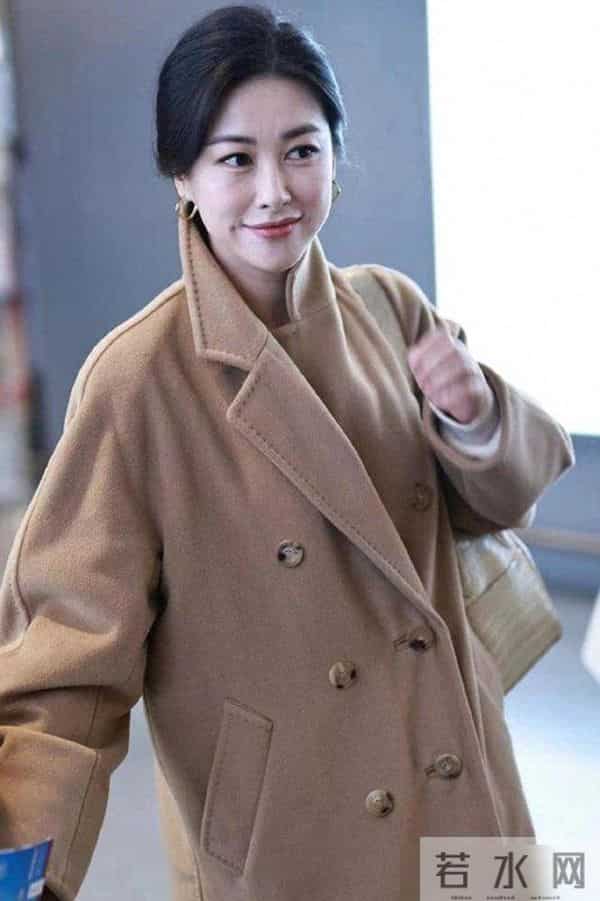 看了朱珠的穿搭，我悟了：秋冬大衣搭配颜色不过三，才更洋气显贵