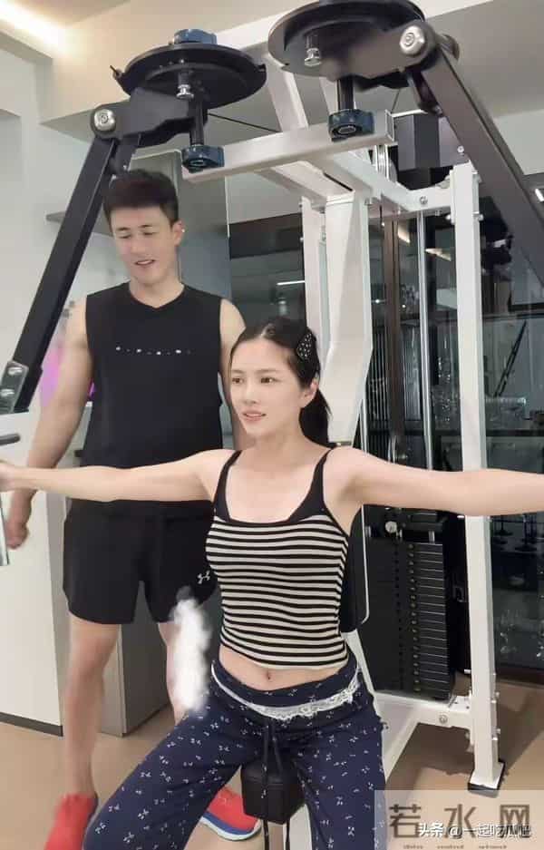 杜淳老婆晒衣帽间，几十条牛仔裤，帽子首饰一堆像批发，太能买了