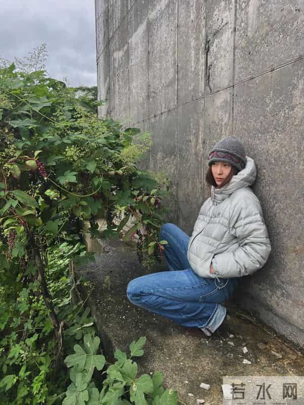 羽绒服+牛仔裤=冬天王炸CP！明星平民都在穿，保暖时髦还不挑人！