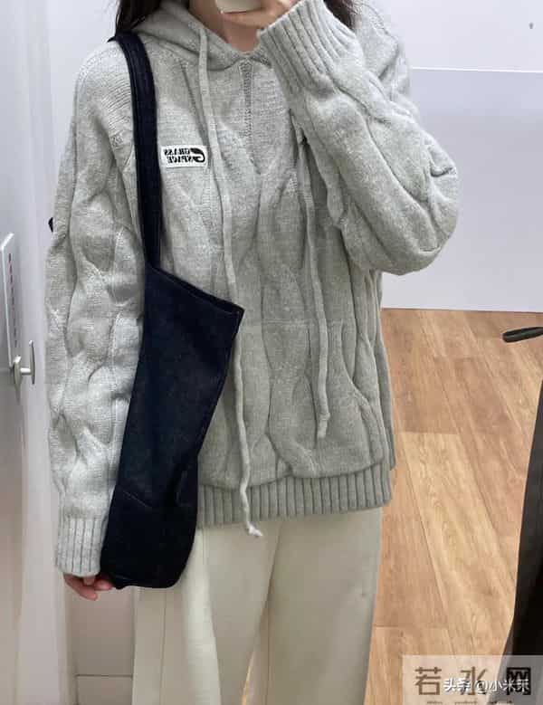 优衣库这组“奶白松弛搭”，把秋冬清爽感焊身上了