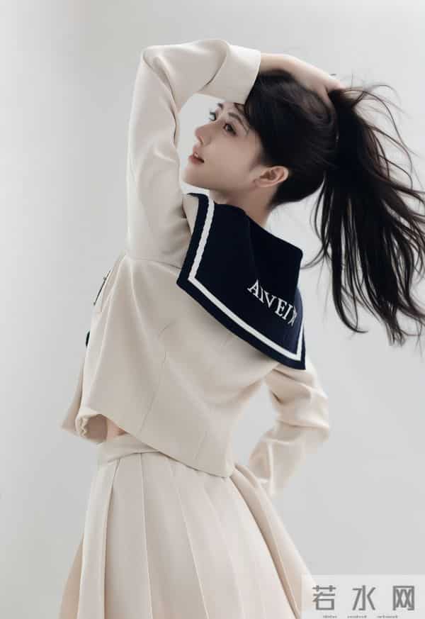 百褶裙+老爹鞋，这组学院风是甜妹的元气密码