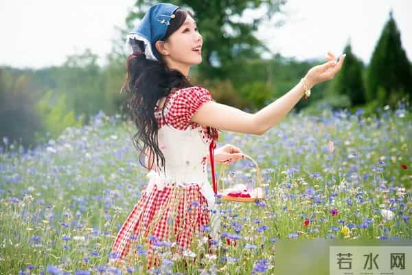 夏至时尚穿搭，徐梦洁的田园风与王楚然的简约风，你更爱哪一种？