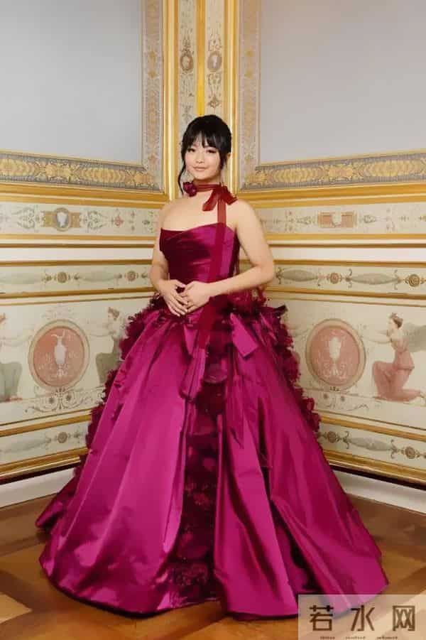 王传福女儿打入巴黎名媛圈，学霸模板长相可人，一抹红裙放光彩