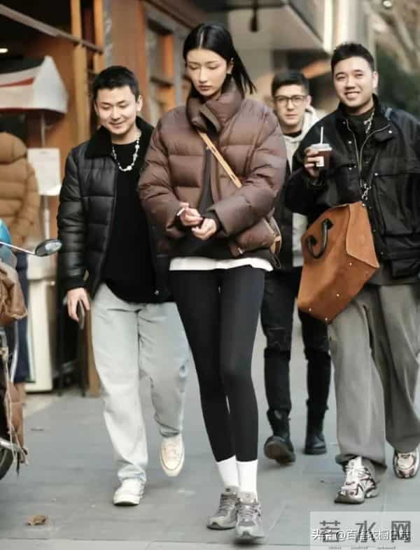 穿羽绒服，裤子该选“小脚”还是“阔腿”？看杭州、上海街拍就懂