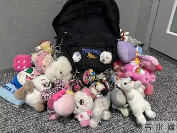 “50块帆布包配3000块包挂”，时髦年轻人背半个身家出门