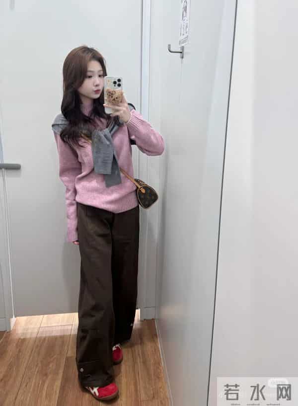 优衣库粉色毛衣+棕咖色直筒裤！