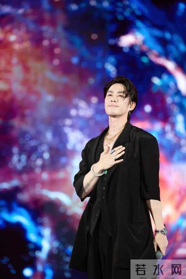 47岁吴建豪“瘦太狠”，穿吊带背心出门真抗冻，胡子拉碴像老头！