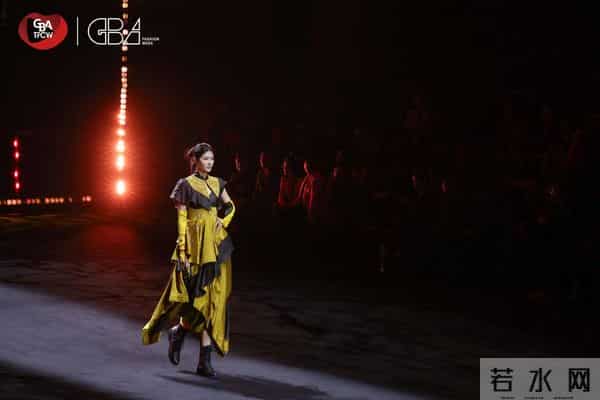 大湾区科技时尚文化周莨荘香云纱以“五行幻境”开启国际时尚对话