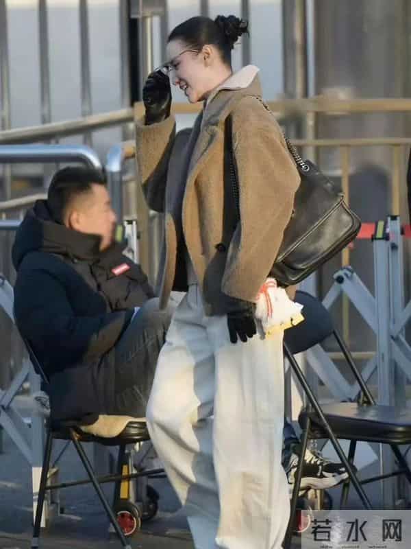 被44岁宋佳的穿搭惊艳到！羊羔毛外套翻领毛衣阔腿裤，时髦洋气！