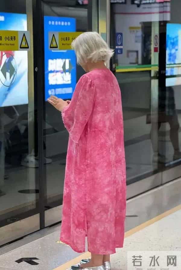 又被北京“地铁奶奶”惊艳到！白发不染，不穿老年装，美得太高级