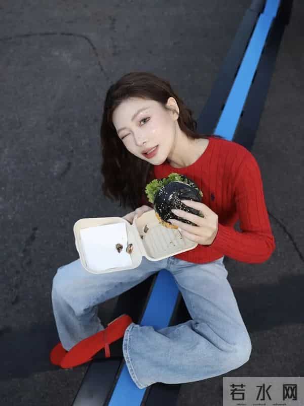 冬天穿“红色毛衣”明亮又有存在感，越看越上头！