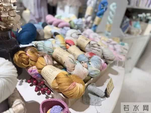 虹口小店太会了！LABUBU 穿冬装 + 苹果同款，体验型消费玩出新花样～