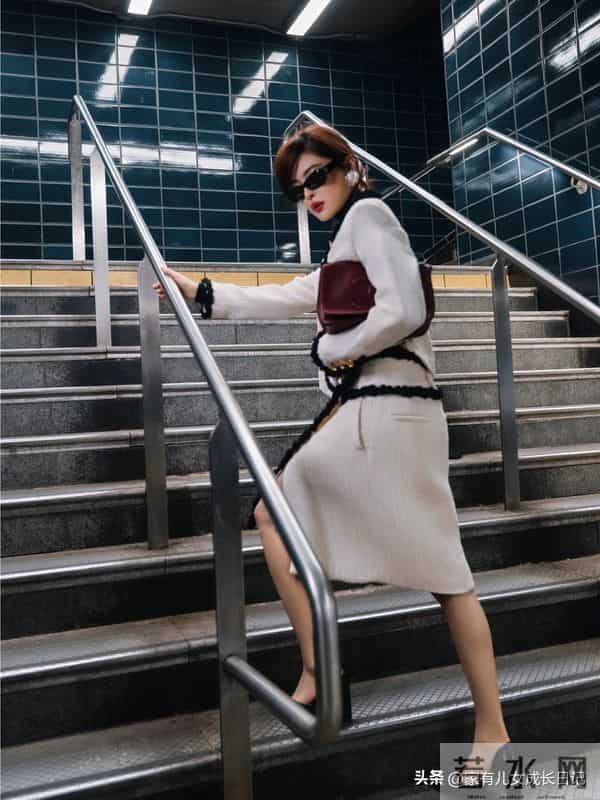 辛芷蕾的“秋冬高级感”时髦穿搭：从秀场到机场，照搬这3招就够