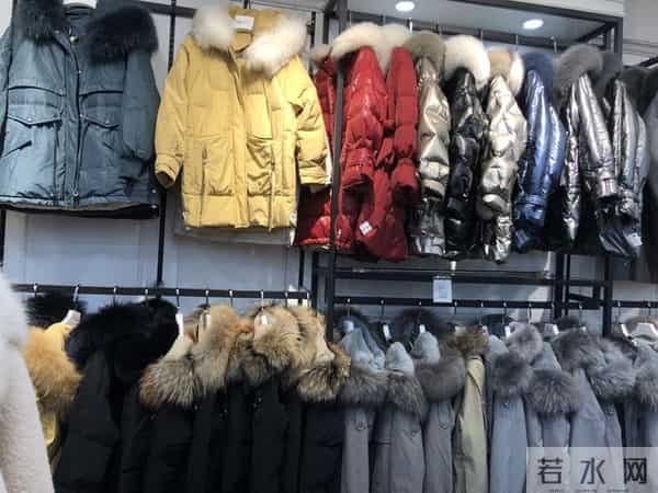 排骨羽绒服即将成为冬季爆款，引领时尚与温暖新潮流