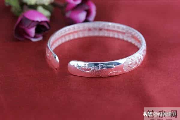 女人不管再持家，也要戴个银手镯，但牢记“3不戴”提醒每个家人