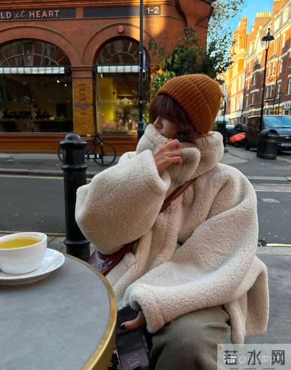 她好会拿捏“氛围感”，秋冬跟她学穿搭准没错