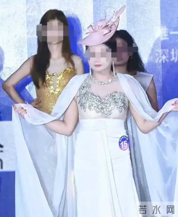 模特大赛冠军闹乌龙！官方称发错奖杯，当事人回应：只交了三千元