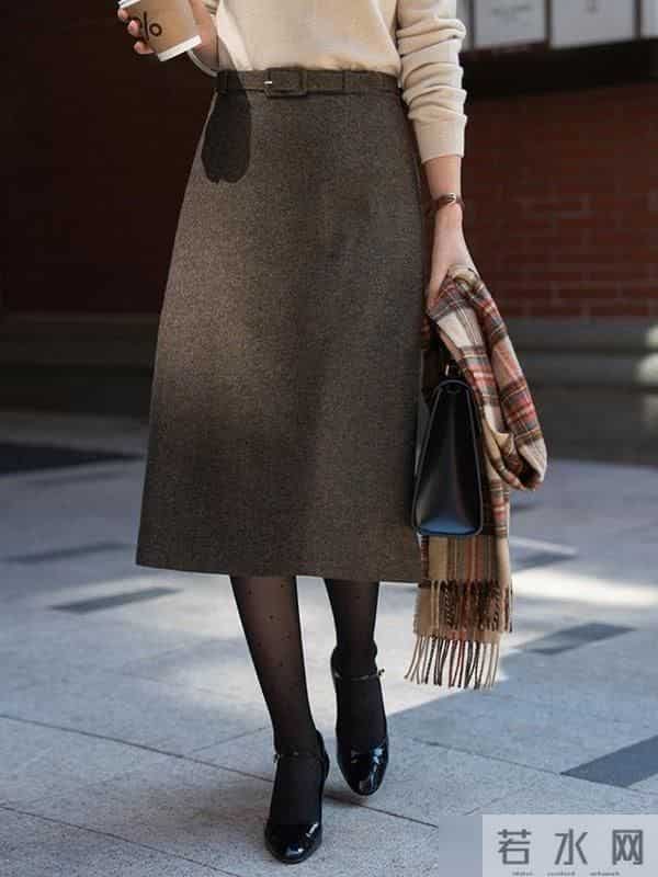 入冬后多穿基础款衣服，大衣、针织衫、半身裙，轻松提升你的气质